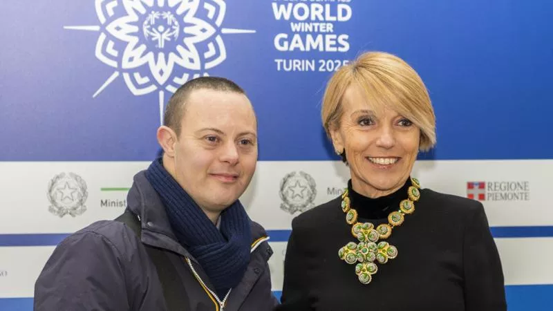 Patrizia Sandretto insieme all'atleta Flavio Ferrero in occasione degli Special Olympics Winter Games di marzo 2025.