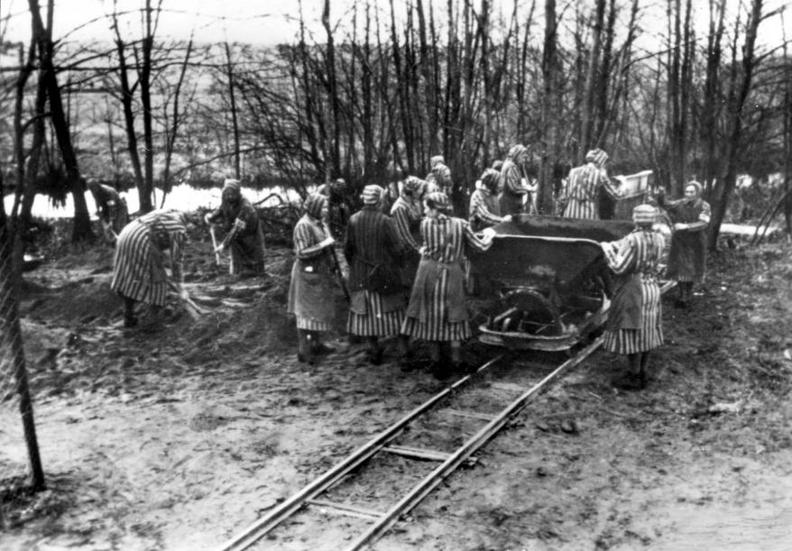 Donne al lavoro nel campo di concentramento di Ravensbrück. Fonte Wikipedia
