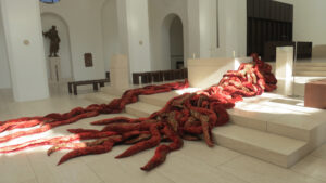 Elisabeth Aro, Santa Sangre, 2015, 18 elementi di broccato di velluto, di 9 metri ciascuno, dimensioni variabili, Moritzkirche, Augsburg, Germany ElisabethAro© Courtesy Elisabeth Aro - Site-specific