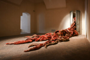 Elisabeth Aro, Santa Sangre, 2015, 18 elementi di broccato di velluto, di 9 metri ciascuno, dimensioni variabili, Moritzkirche, Augsburg, Germany ElisabethAro© Courtesy Elisabeth Aro